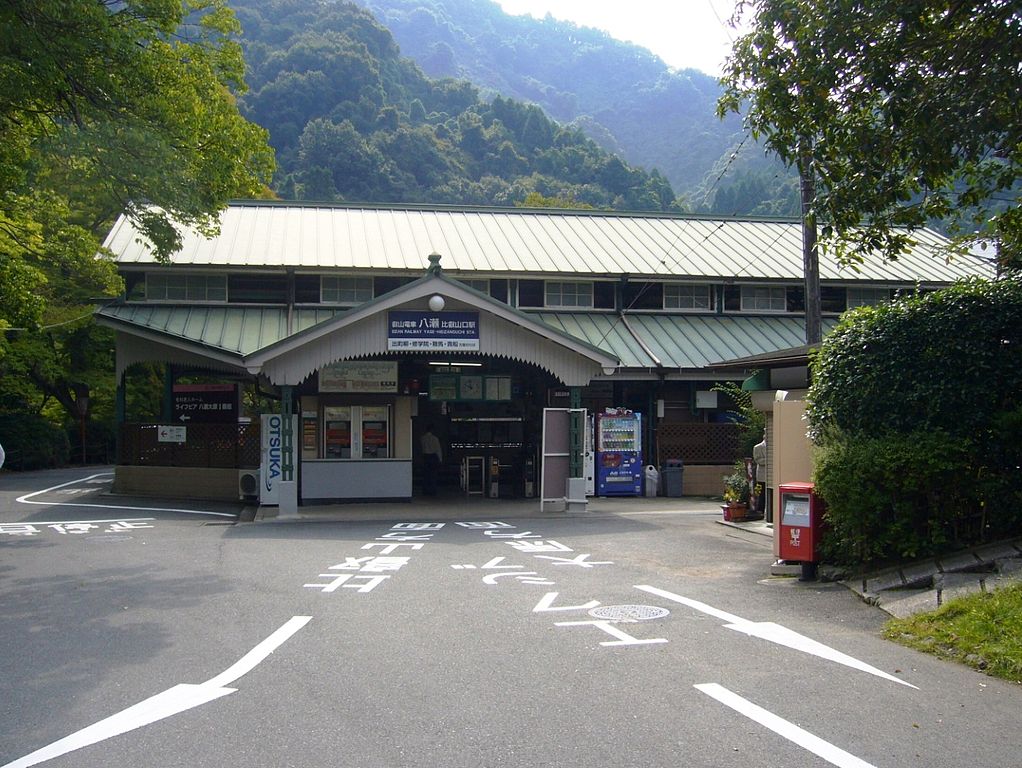 紅葉を見に ちょっと早かったかな↘ 京都散歩 八瀬比叡山口駅－高野川－ケーブル八瀬駅－八瀬もみじの小径－瑠璃光院前－御蔭神社－鷺森神社京都市左京区20241124 -
