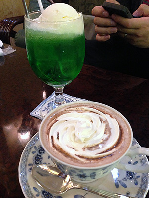 上野の豪華な雰囲気の喫茶店。『古城』でナポリタンとコーヒーのセットをいただいてきた。 - RENブロ