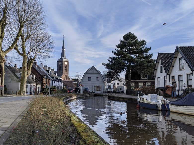阪倉宜暢「運河の橋のたもと オランダ・アムステルダム 」15号油彩,古い街並み