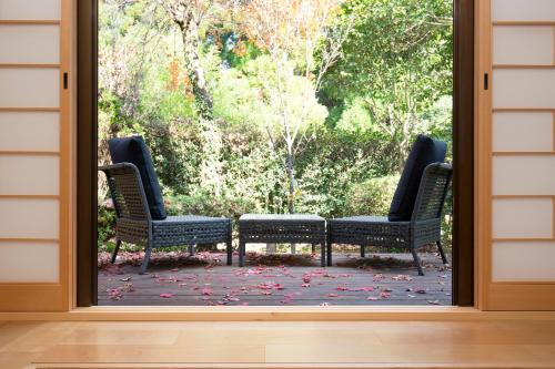 昔ながらの囲炉裏。 現在では中々見ることのできない囲炉裏をロビーに設けています。 ご歓談やご休憩スペースとしてご利用ください。囲炉裏竹楽亭旅館竹楽亭南阿蘇俵山温泉俵山南阿蘇阿蘇露天風呂離れ宿旅館宿宿泊温泉温泉宿旅行家族旅行