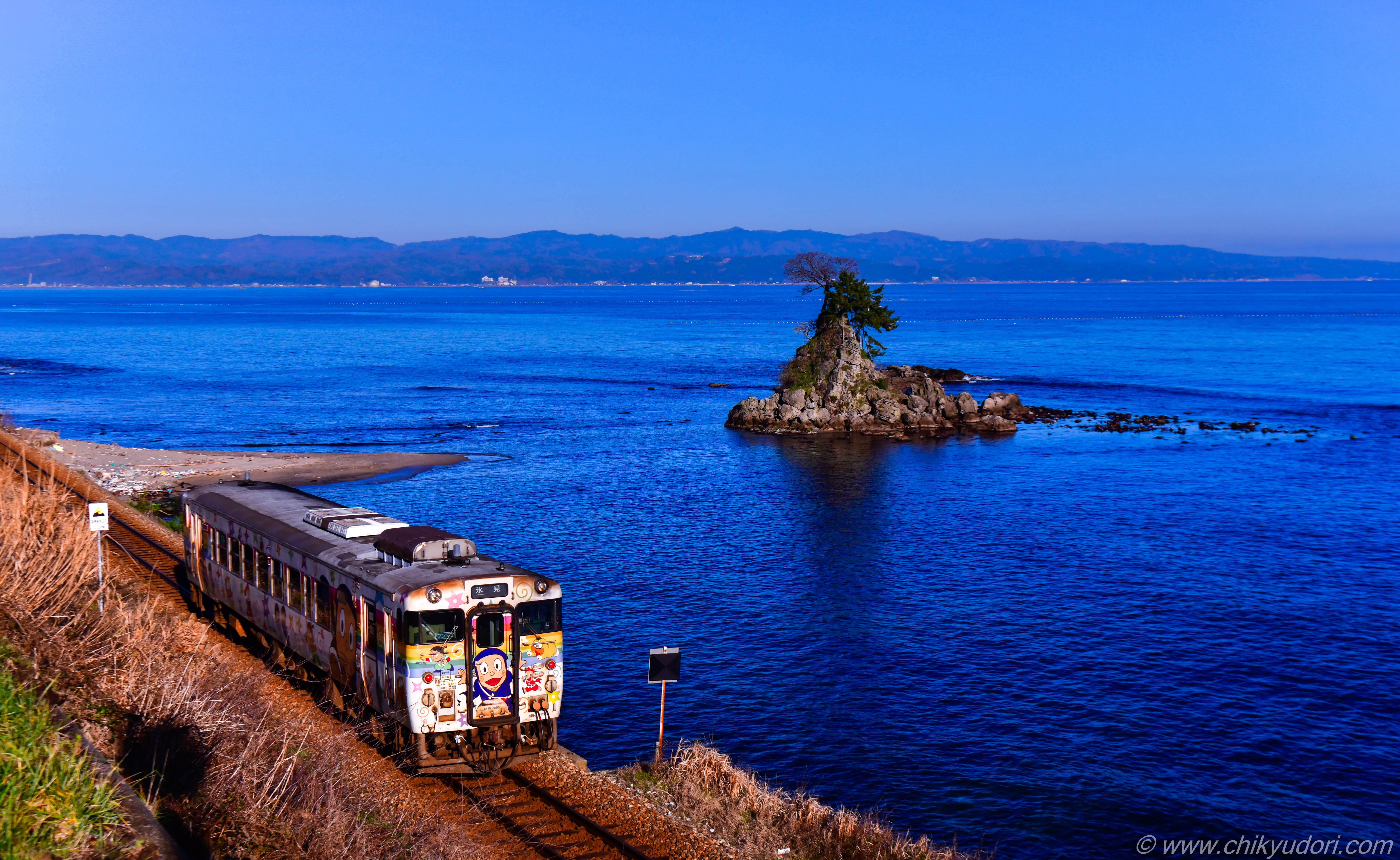 雨晴海岸への電車での行き方見どころ・所要時間 道の駅もある