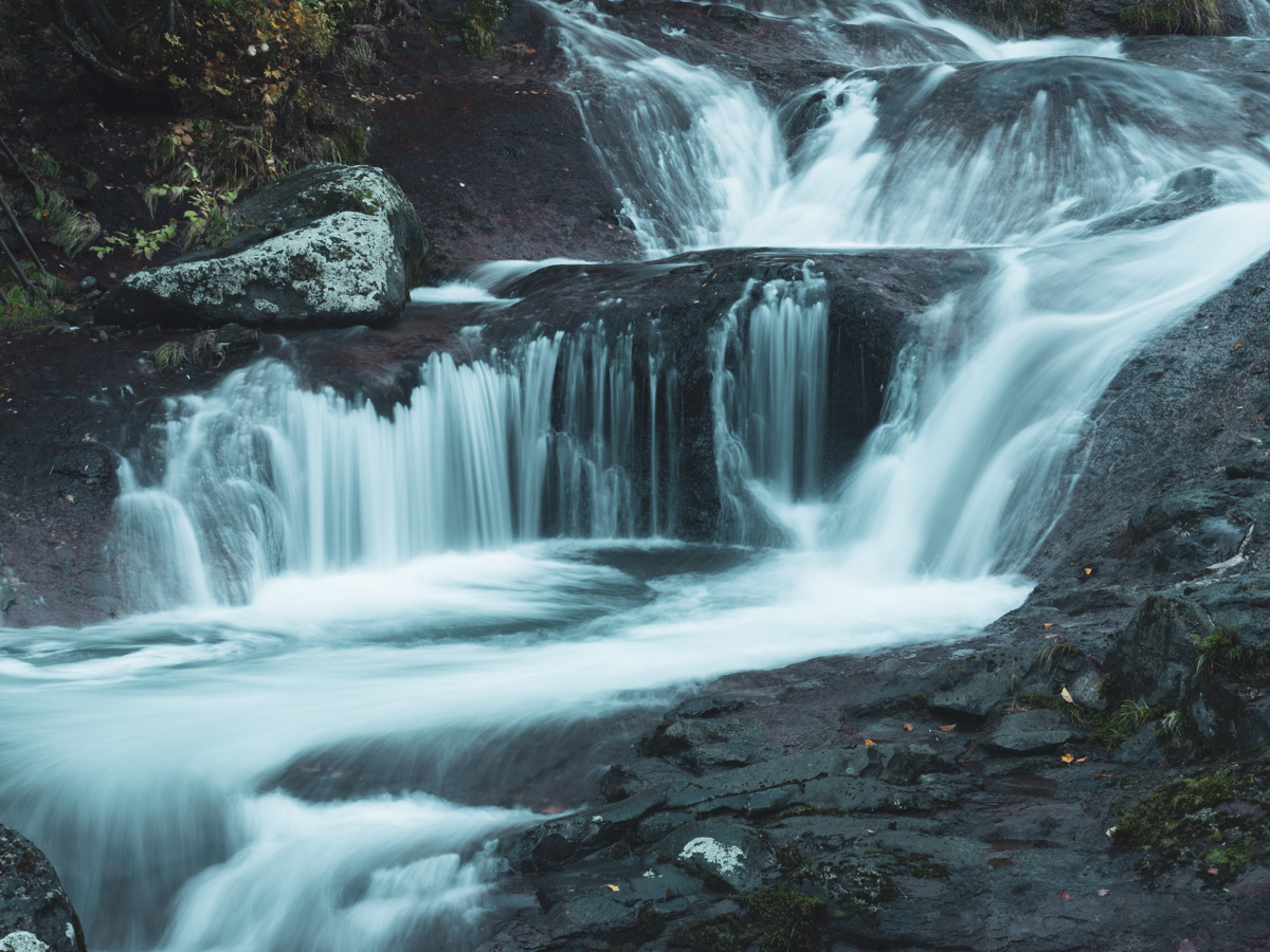 おしどり隠しの滝の冬と秋 - 季節の変化
