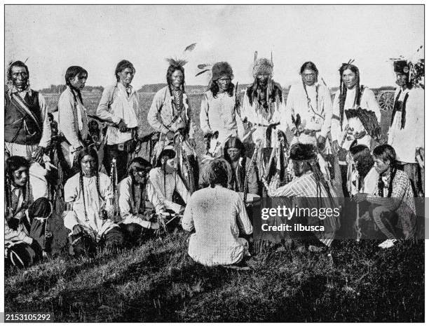 アーサー・アイアン・ネスト、ウィンチェスターライフルを持ったアメリカ先住民族のスー族の男性の写真を専門的に修復した復刻版 - Etsy 日本