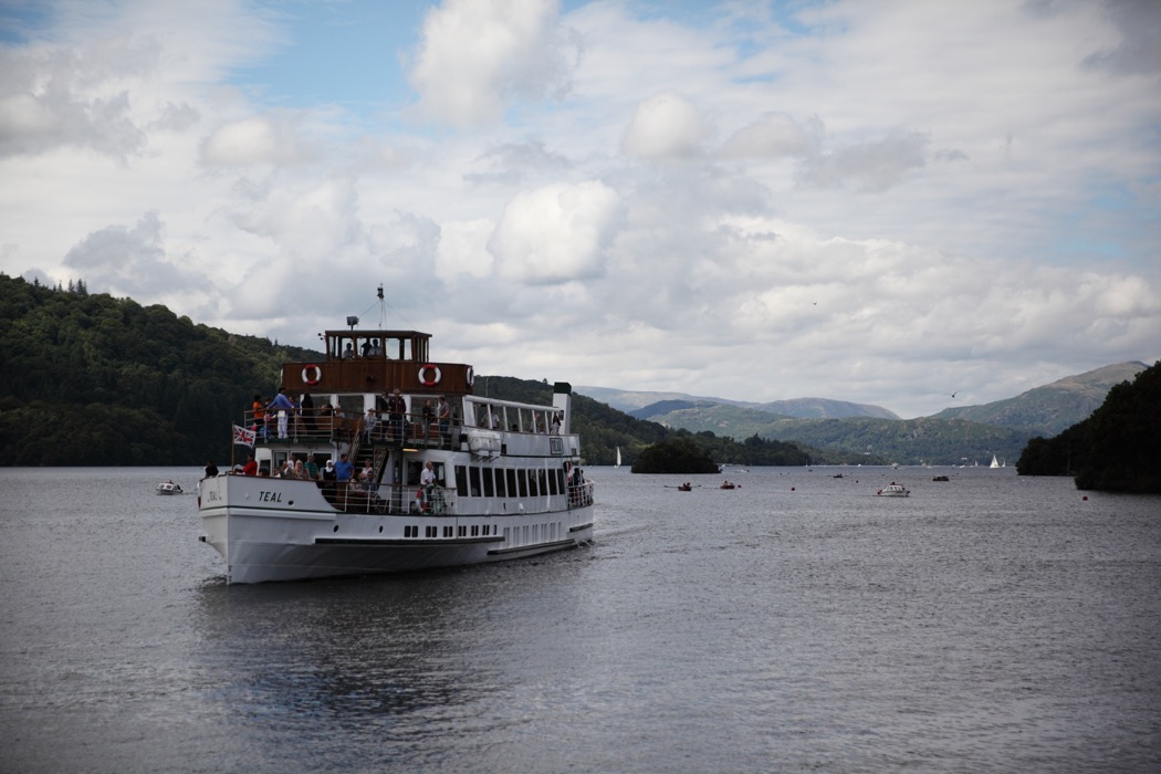 イギリス湖水地方・船着き場に戻るウィンダミア湖の遊覧船の写真素材36414065- PIXTA