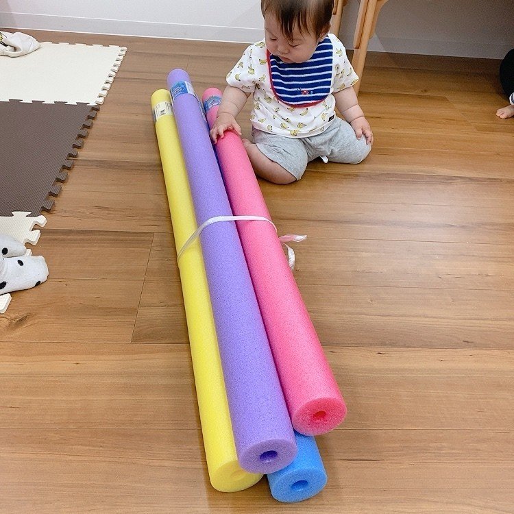 セリアのプールスティックと相性ピッタンコの相棒を、同じくセリアで発見✨ ご存知、キッチンペーパーホルダーです。木製タイプのキッチンペーパーホルダー。台の部分は、ホワイトとブラックがありますよ。 ガシッと持てて穴が大きめなので、プラステンなどの棒さしが