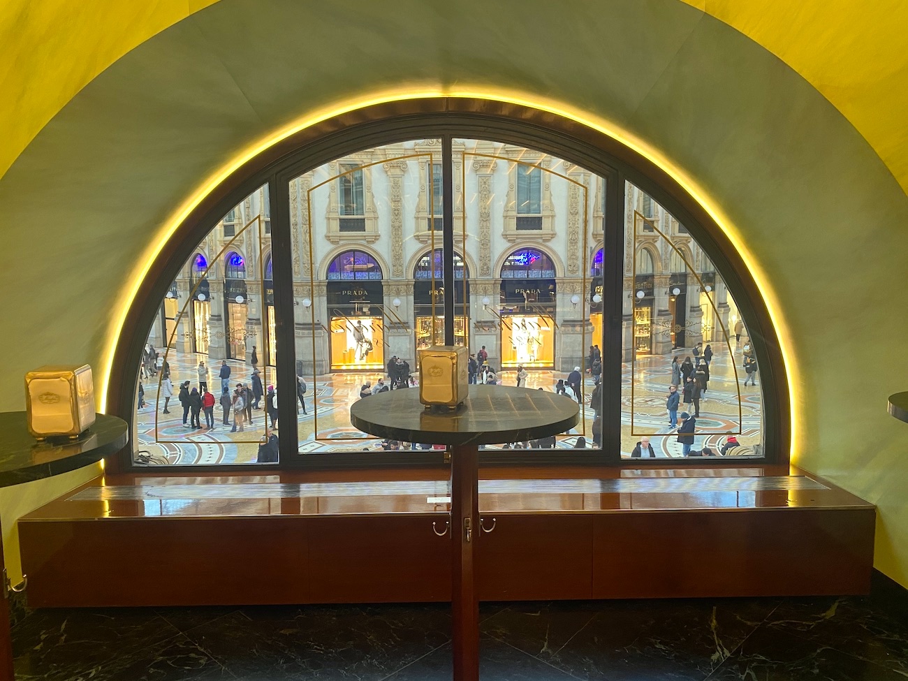 Milano🇮🇹🤍ガレリア 世界一美しいアーケードで ハイブランドが軒を連ねる通り💫 想像以上の人であまり映えていないけれど憧れの場所に行けてHappyでした❤️ガッレリアgalleriagalleriavittorioemanuelemilanomilanocitymilanoitalyitalyミラノ