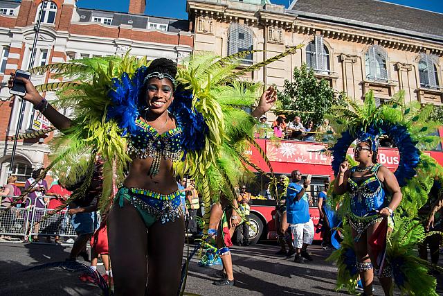 音と色の洪水ノッティングヒル・カーニバル 交通規制にもご注意を地球の歩き方