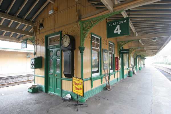 ロンドンから日帰りで行けるブルーベル鉄道で蒸気機関車の運転席に乗せてもらっちゃいました！ツギタビ