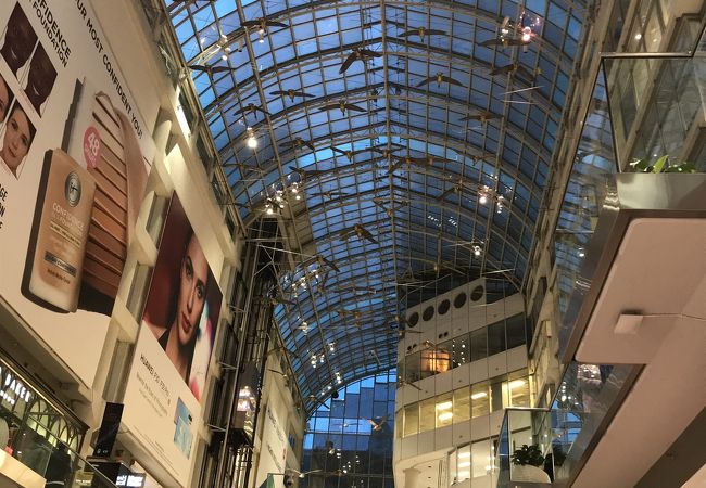 トロント イートン センターの写真Unsplashで無料写真をダウンロードする