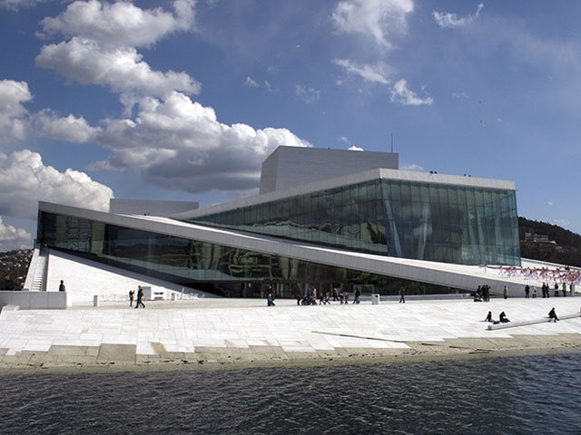 建築であり水辺のランドスケープでもあるオペラハウス、工業用ウォーターフロントを公共空間へと開発する、スノヘッタが設計した オスロ・オペラハウスノルウェー -