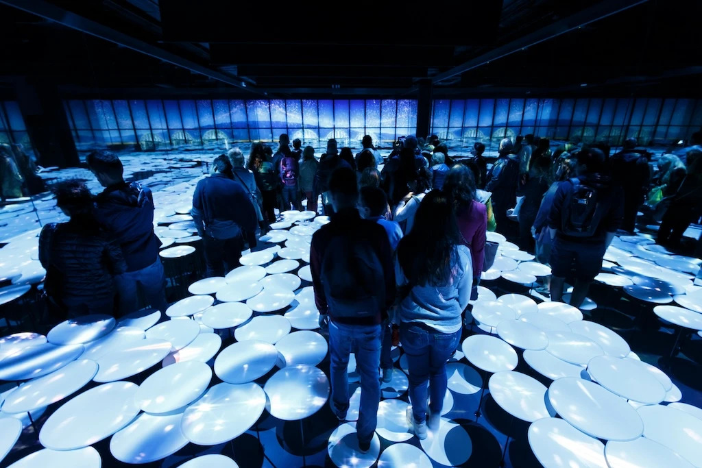 ミラノ万博日本館で新機軸のアプリ展示、2020年に向け外国人対応の予行演習日経クロステック xTECH