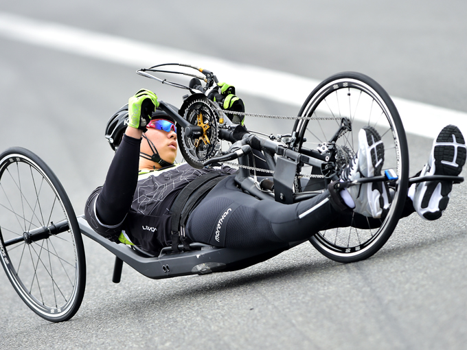 ハンドルは“頭”で切る！ ― 手漕ぎ自転車のスピード世界記録を目指す新型車両がテスト走行を実施えん乗り