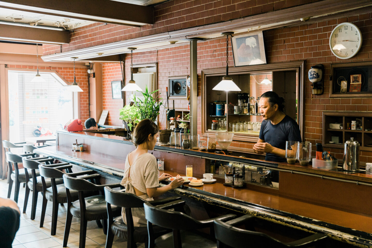 昭和レトロな喫茶店を開きたい！内装はどんなところにこだわるべき？おしゃれ照明器具ならMotoM