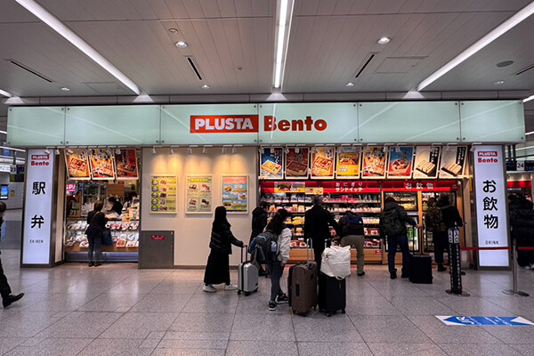 ファイル:阪急大阪梅田駅2階中央改札口.jpg - Wikipedia