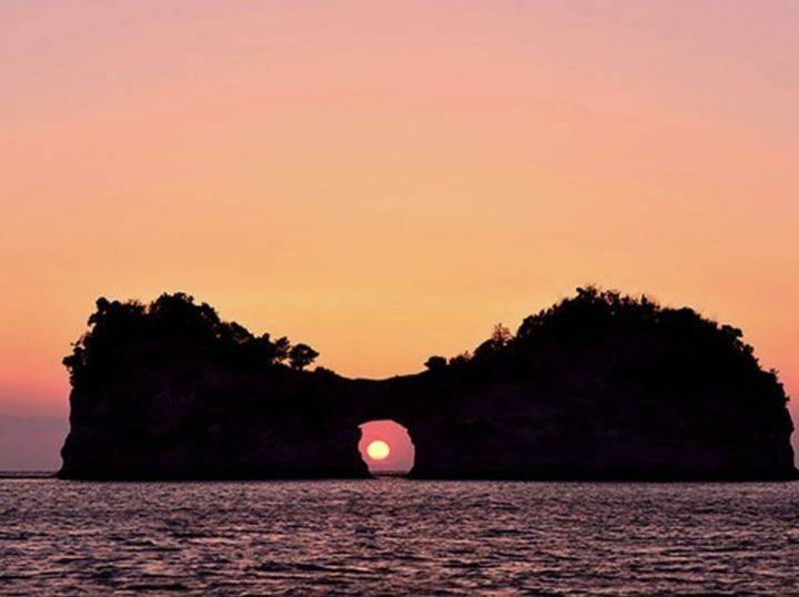 南紀白浜温泉周辺の夕日スポット６選！吉野熊野国立公園内にある南紀白浜温泉周辺の夕日スポットをご紹介します🎇 ▶︎千里の浜２枚目画像提供：© みなべ町 枕草子にも登場する浜で、アカウミガメの産卵地
