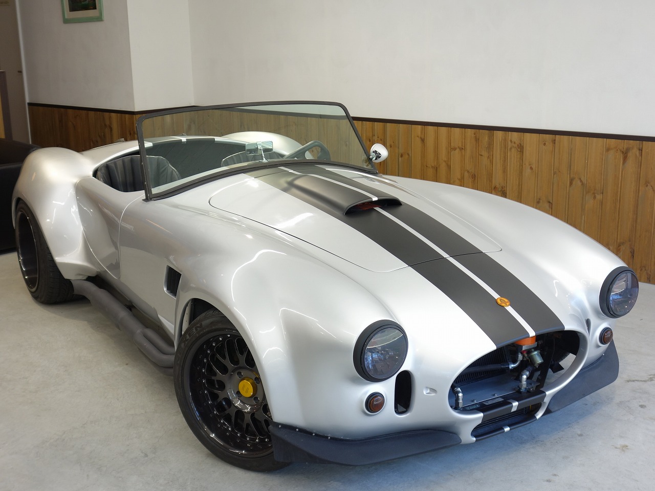 名車「ACコブラ」が蘇る！ 633馬力の新型「ACコブラGTロードスター」は約4600万円から 2024年デリバリー開始AUTO MESSEWEB