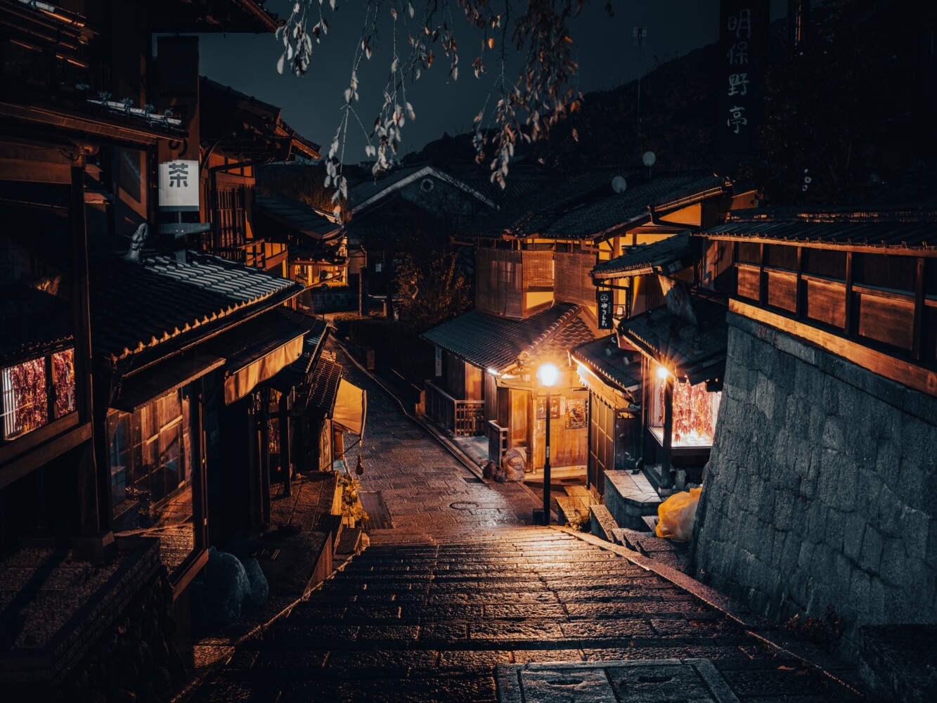 車のライトの軌跡 背後は京都の夜景- 新治の風景ギャラリ