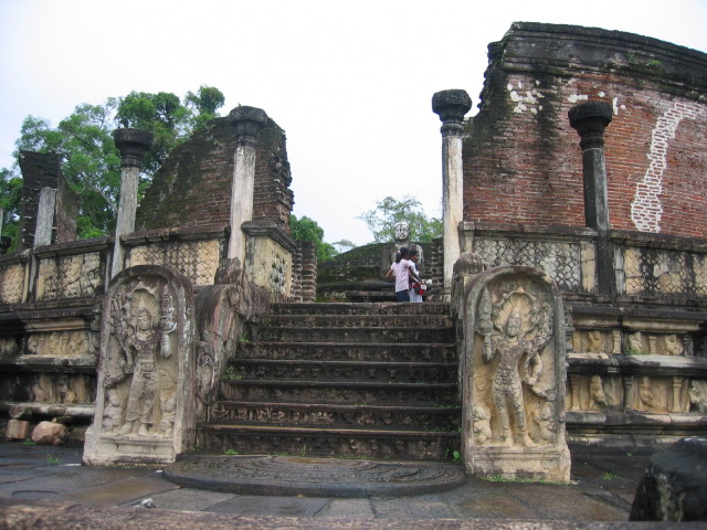 ヒッカドゥワ郊外のムーンストーンの採掘地ミーティヤゴダスリランカ観光情報サイト Spice Up スパイスアップ