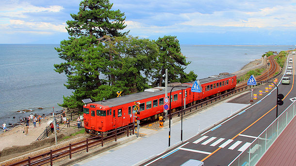 雨晴海岸を走行する氷見線の列車の写真素材FYI08123755ストックフォトの Qlean Market キュリンマーケット