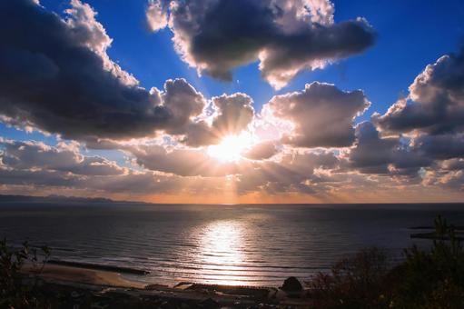 稲佐の浜の夕日 島根県出雲市の写真素材FYI05109084ストックフォトの Qlean Market