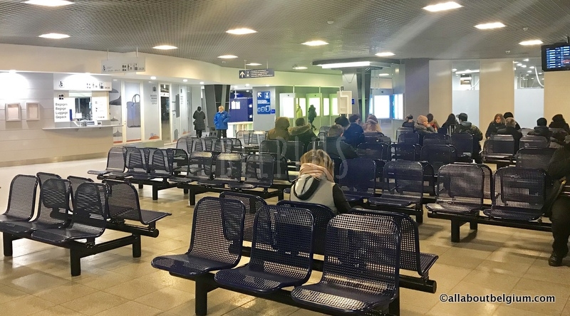 荷物預かり所とコインロッカーMidi StationRadical Storage