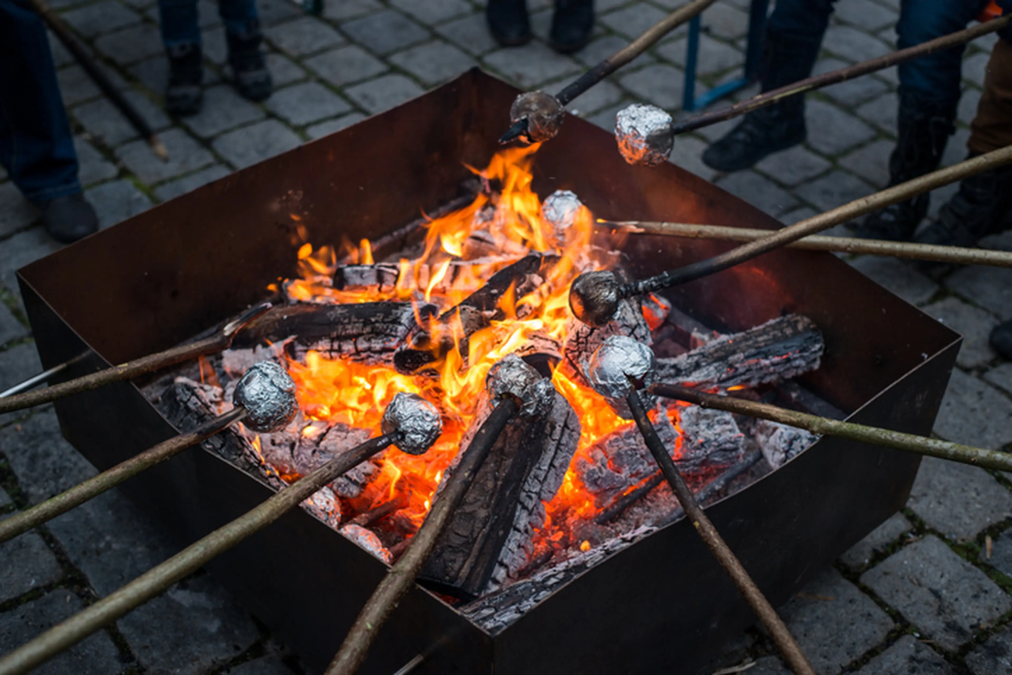 焼きリンゴのクリームチーズ添え いつもりんご丸焼きにしちゃうので 今回は少し違った焼きリンゴスイーツ🍎