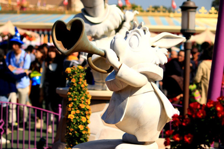 クイーン・オブ・ハートのバンケットホールのアンバースデーケーキ＆フード☆SAKUKAの夢時間ブログ