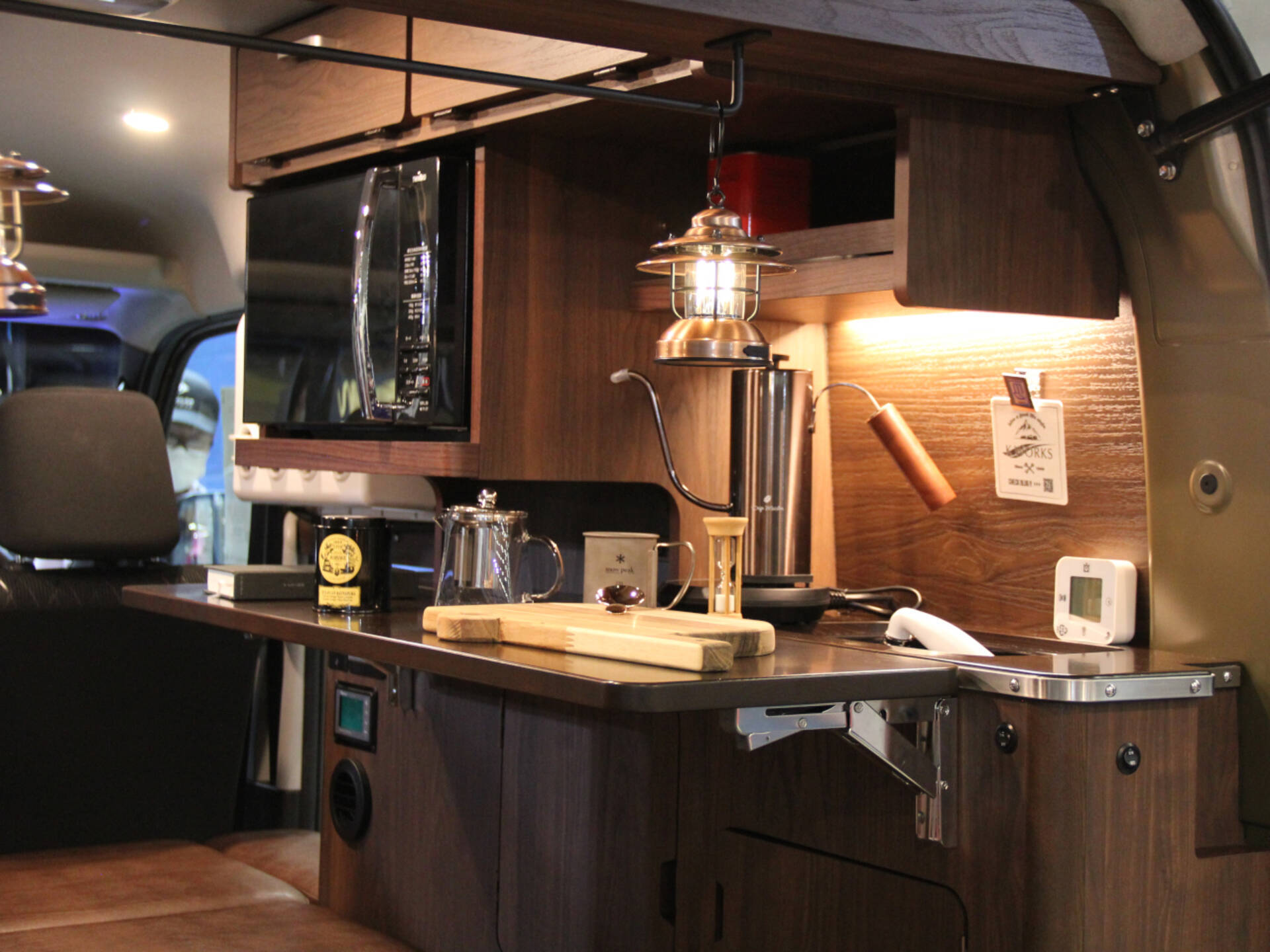 軽自動車N‐VANの車中泊。女子キャンパー森 風美さんが気になる寝心地を体験レポート - カエライフ ～クルマとカスタムで暮らしをカエるーCUSTOM