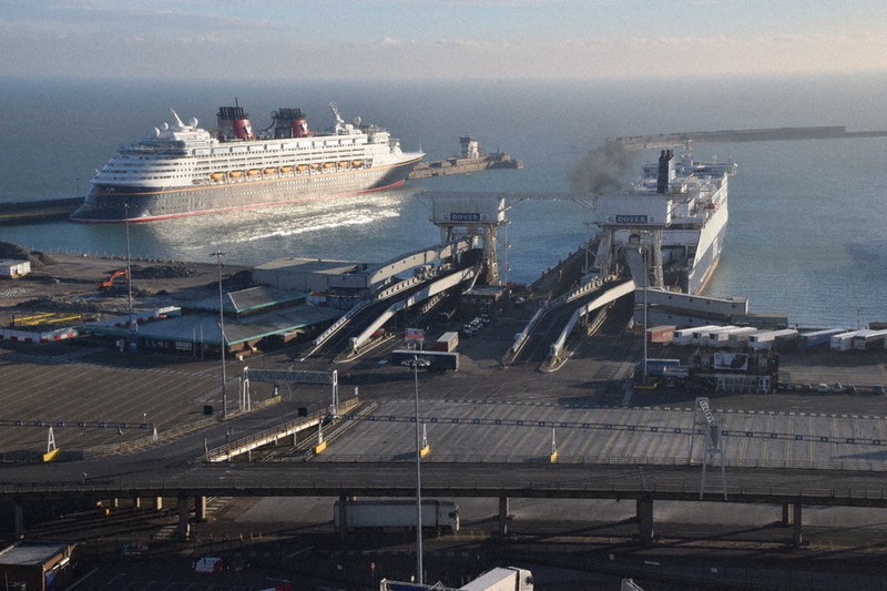 英仏海峡を見下ろす 上方にドーバー カレー 海峡が