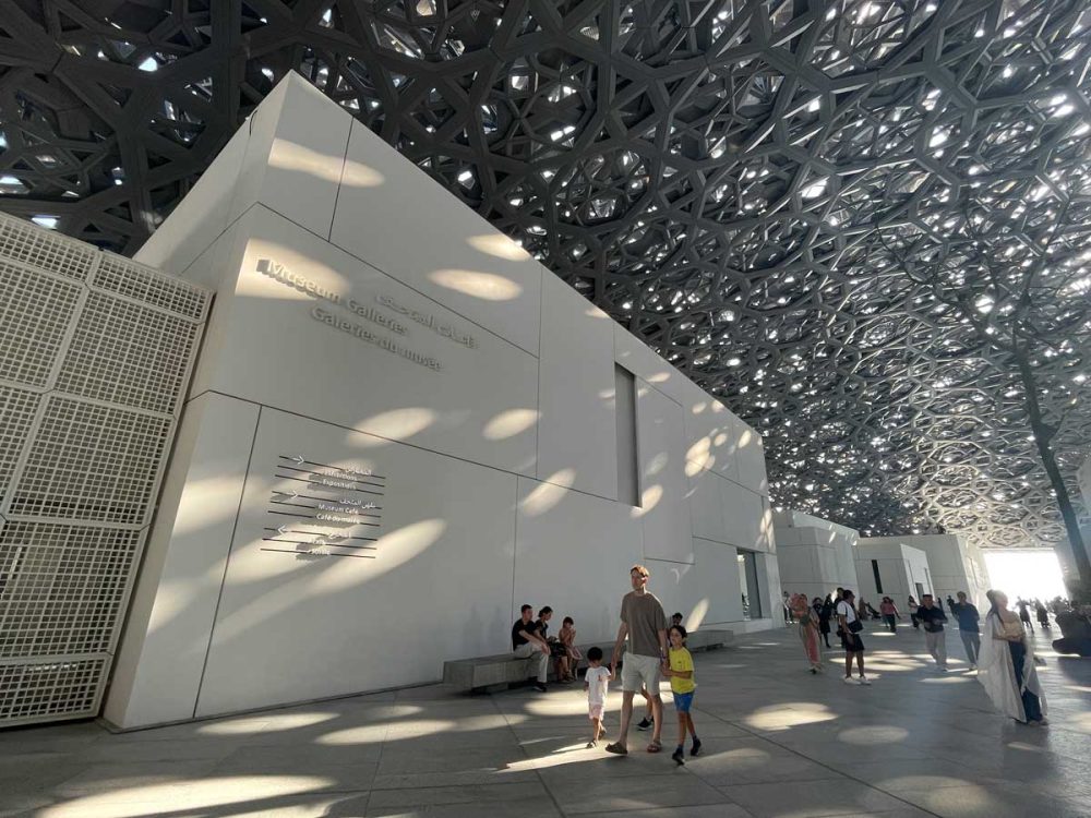 アブダビ：ルーブル美術館入場とエティハドタワー 王宮オプションGetYourGuide