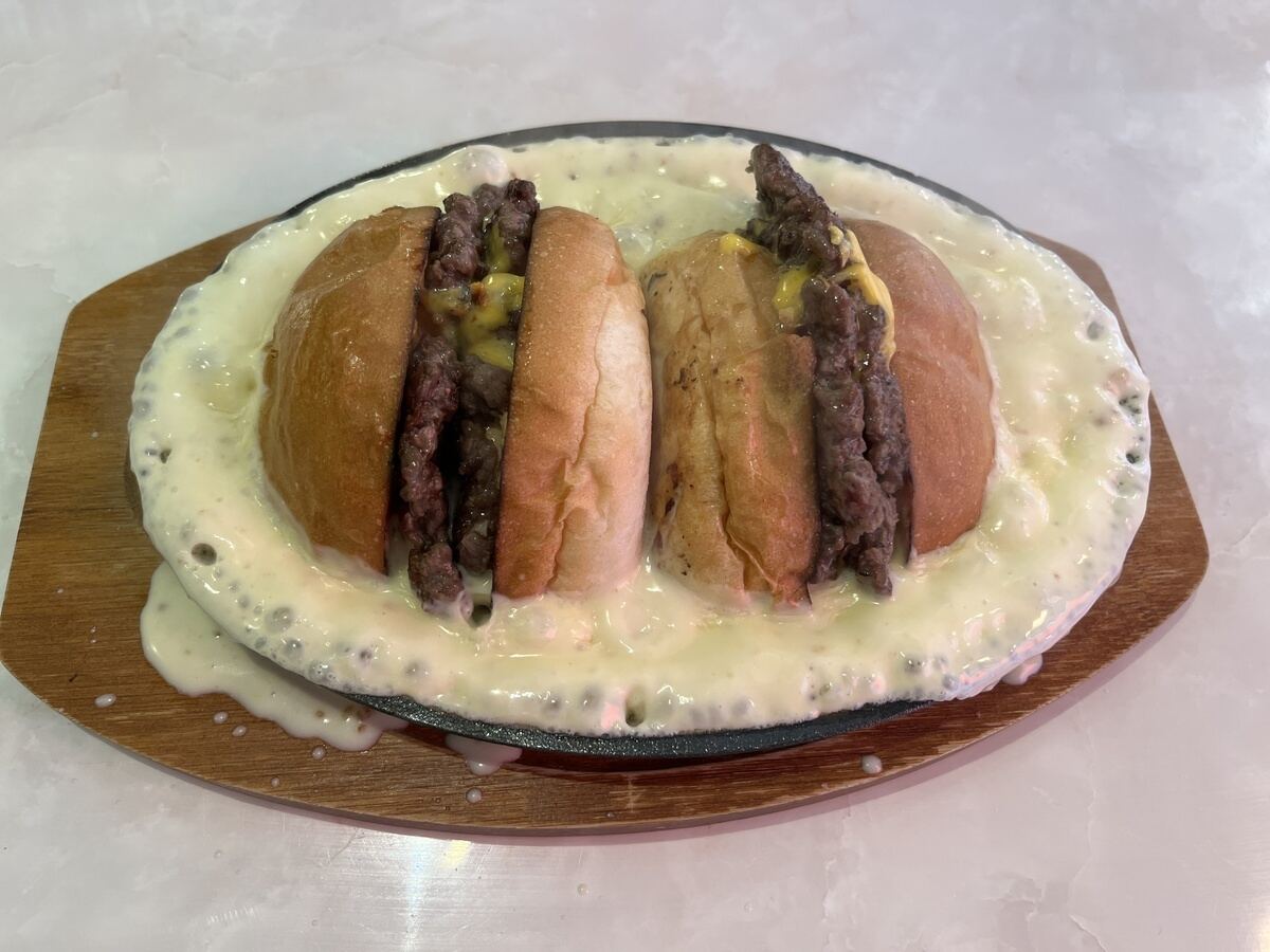 アメリカンダイナーANDRAの絶品チーズバーガ