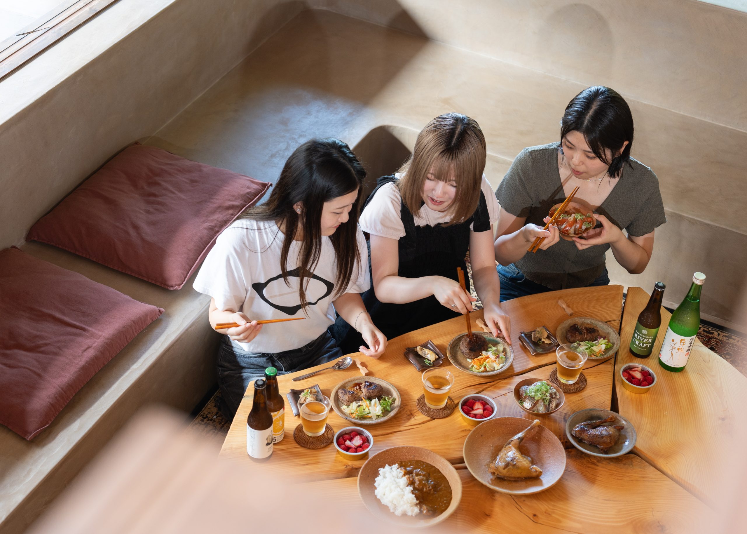 エアポートショップ萩・石見に春らしい桃色パッケージのお土産品が入荷しました。 🌸ふんわりスイーツ『あまいちご うさぎちゃん』いちご蒸しケーキ🌸『さくらの香ほの菓』スイートチョコサンド 春の進学のお祝いやホワイトデーのお返しなどに大変よろこばれ