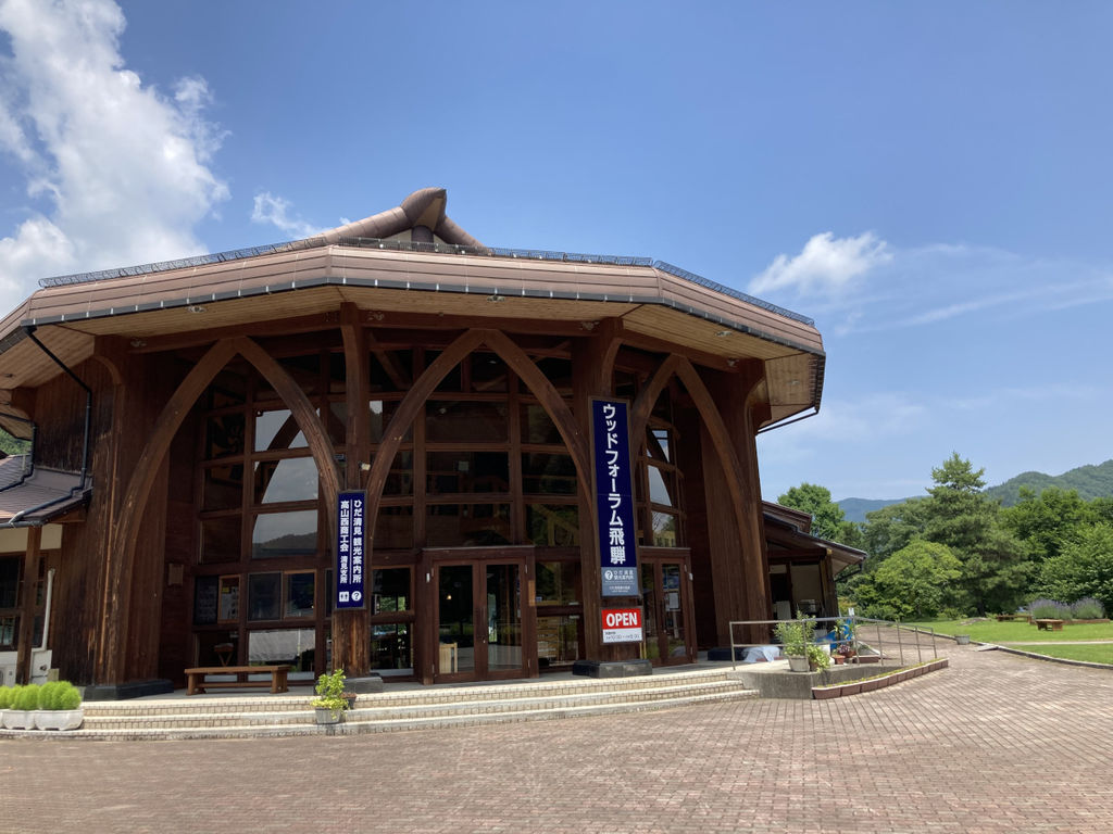 桜咲く宮川と高山本線 飛騨一ノ宮駅～久々野駅 25516051421 の写真・イラスト素材アマナイメージズ