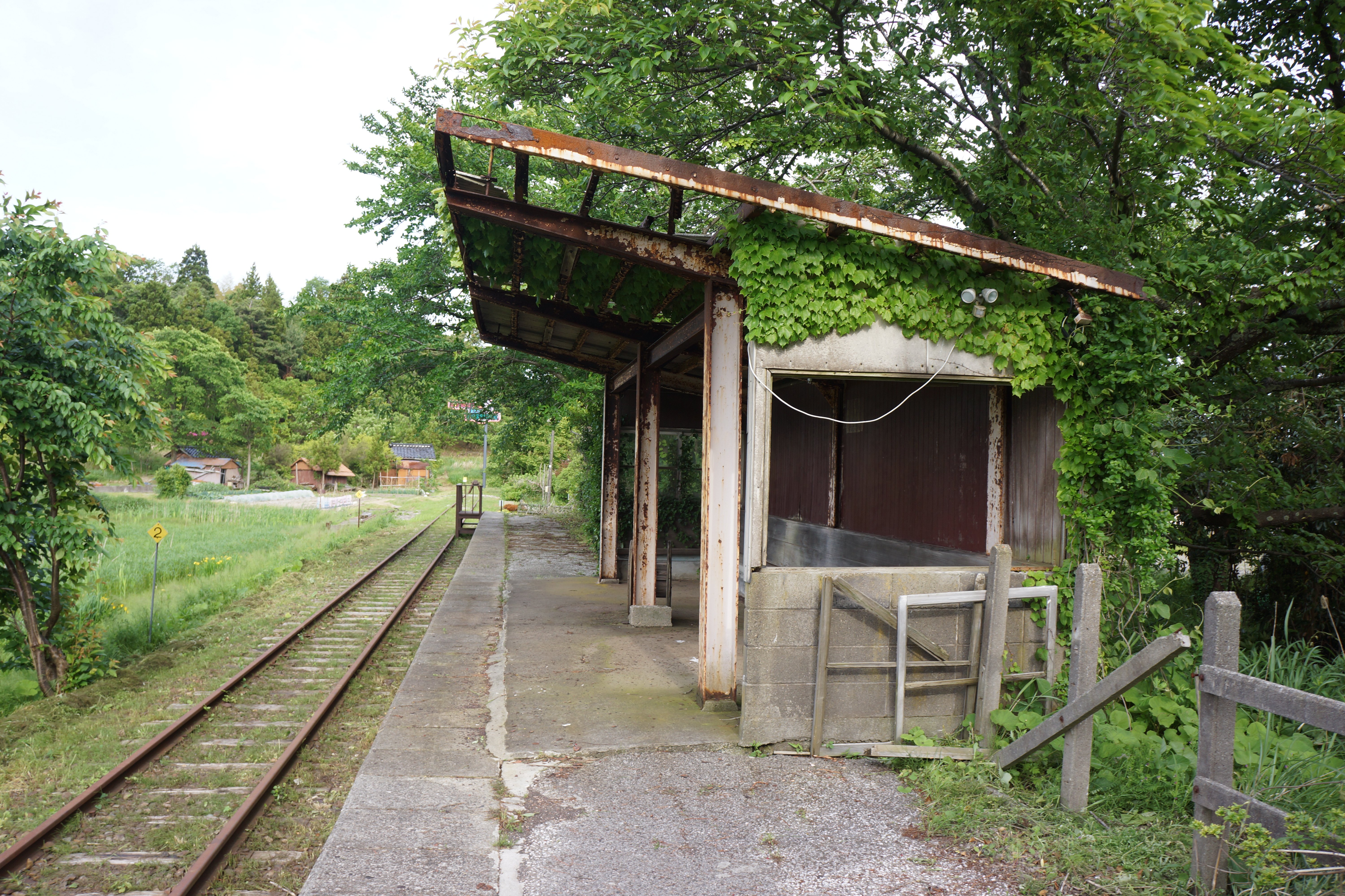 旧・蛸島駅と「奥能登国際芸術祭」の作品展示 珠洲市のとルネ