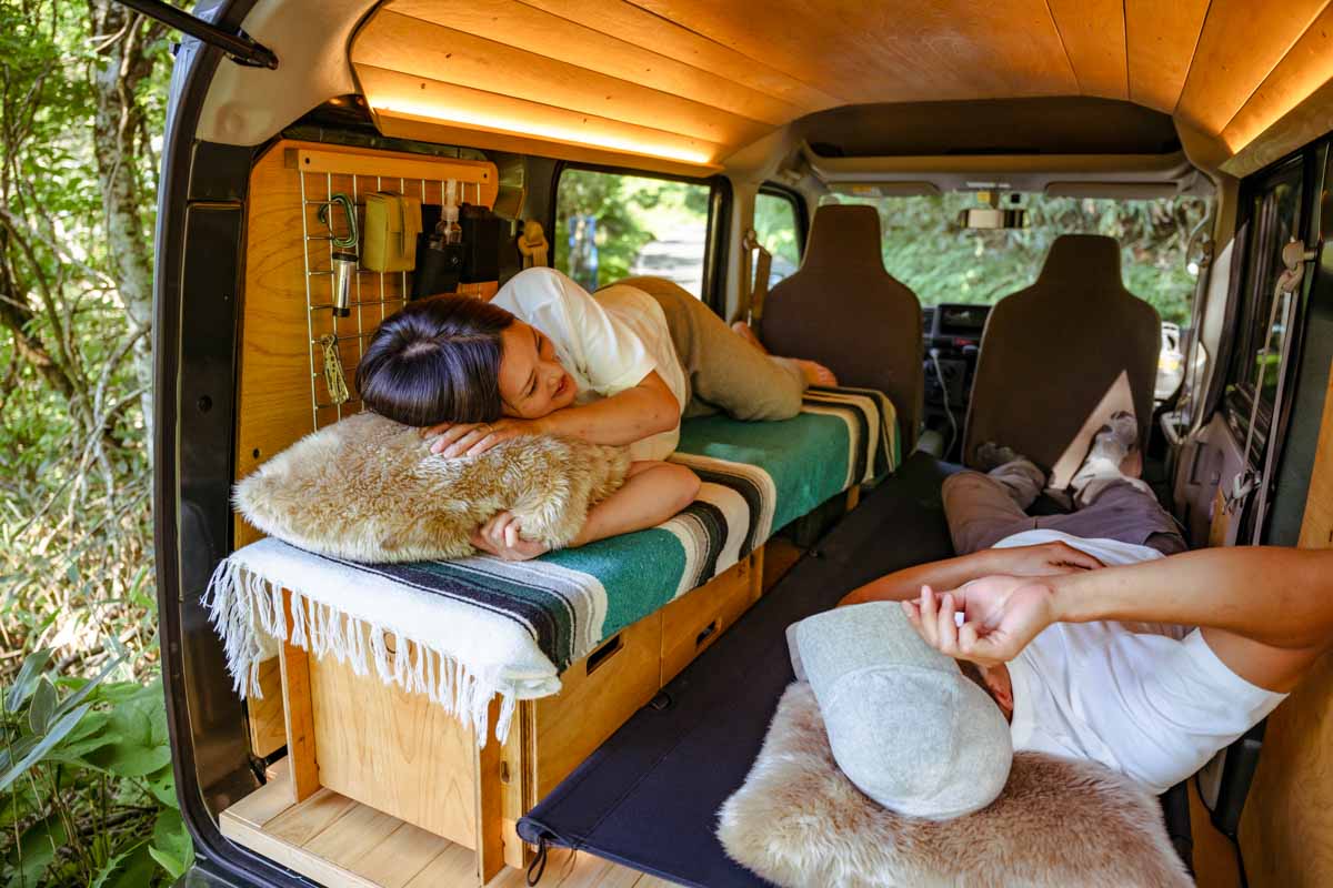 実例 軽自動車で日本一周！車中泊する「軽バン生活」ふたり旅 - カエライフ ～