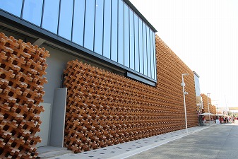 万博おばあさん」ミラノ入り 日本館を世界にＰＲ１日、イタリア・ミラノ万博の「日本館」入り口で、アテンダントに迎えられる山田外美代さん 中央共同四国新聞社