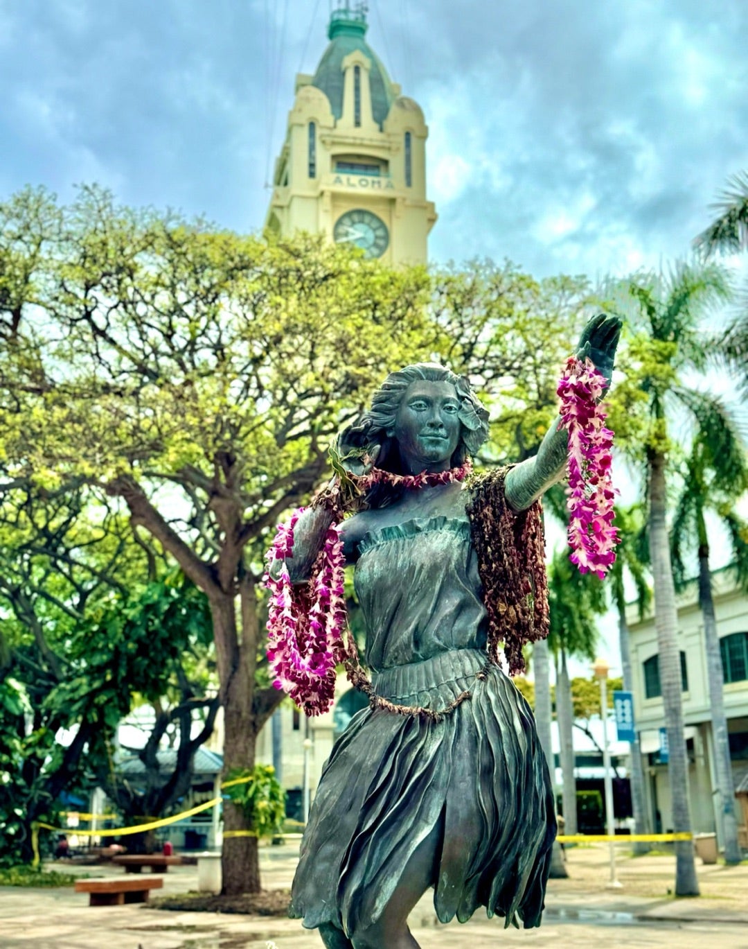 アロハタワーの今 こんなところでルアウショーがあったなんて！ ハワイ観光ハワイ旅行ザバスホノルル港- YouTube