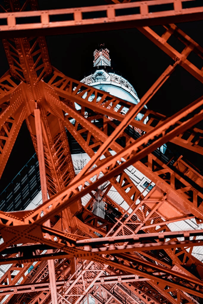 下から見上げるアップの東京タワーの夜景 - No: 26232997写真素材なら「写真AC」無料