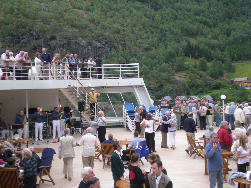 ドレスコード豪華客船クルーズ専門店 ファイブスタークルーズ