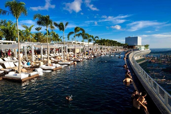 マリーナベイサンズ🩵💙🩵💙 シンガポールといえばホテルの上に乗っかってるプール！ このイメージ持ってる人は多いはず😳 夜も朝もプール入って、モーニングのビュッフェもいっぱい食べて元取ってきたで！！！アメニティも貰えるもんは貰ってきたで！！！ え。笑