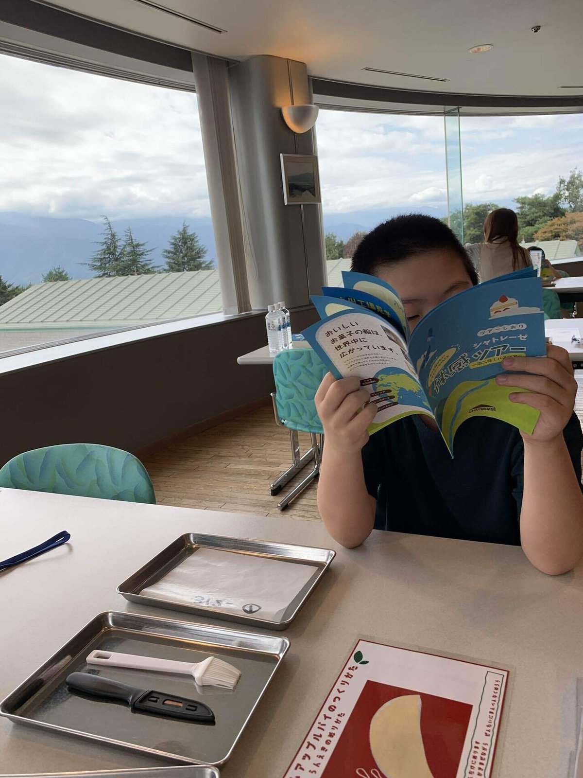 シャトレーゼ体感ツアー 工場見学、お菓子作り体験など充実の1泊2日バスツアー！春日部はクレヨンしんちゃんの町