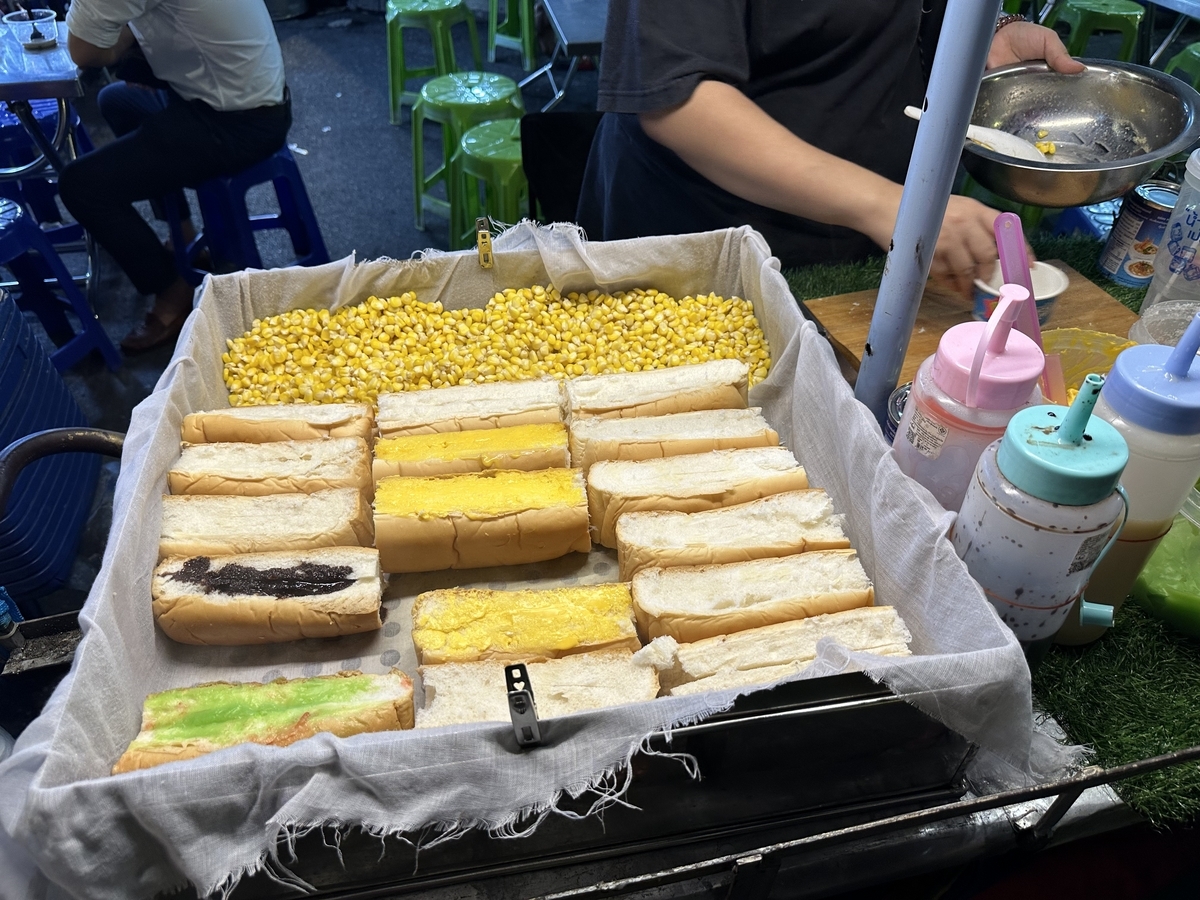 カオサン通りから徒歩圏内のおすすめグルメ・食堂をまとめました！店舗の営業時間、詳しい場所などについてはGoogleMap等でも確認をお願いします。@ri_asiajapan のプロフィールリンクにあるブログ記事でも詳しく紹介しています。 ⁡① コーイー โกยี・営業時間