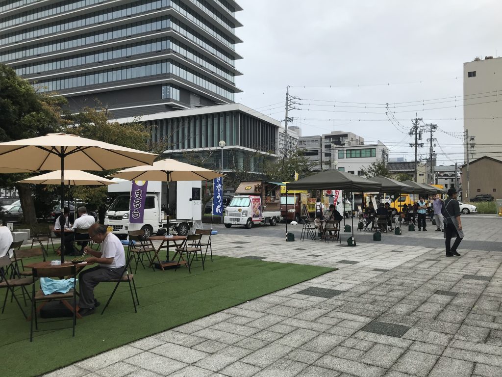 お城前公園に飲食楽しむ人出 津の大門・丸之内でにぎわい創出実験：中日新聞Web