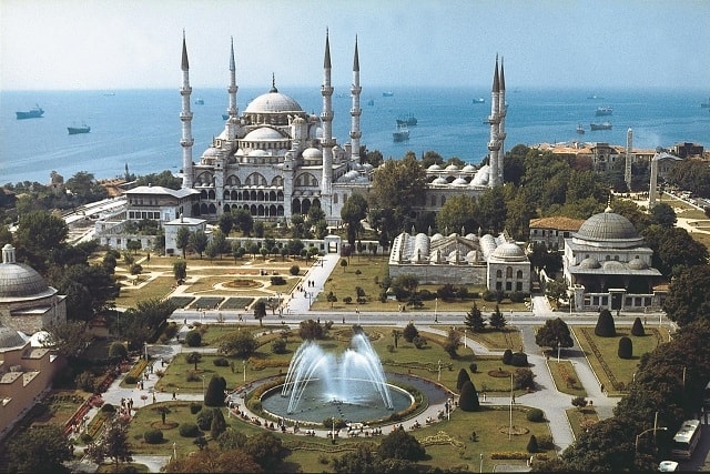 トルコ・イスタンブール2泊分お得！＞ 中世の街並みが残る「プラハ」 │安心の往復空港送迎付き フリープラン│ 7日間羽田夜発