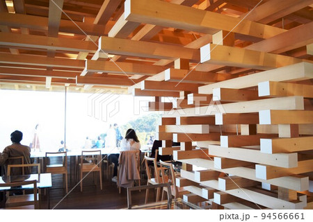 カメラ女子必見！熱海で隈研吾に出会う建築。隈研吾×カフェのZINEジン先生 創作の衝動に、やさしく火を灯す