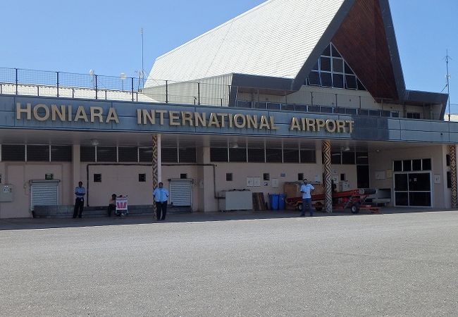 賑やかなホニアラ空港、でも戦時中はソロモン諸島旅行記⑦すべての国がオモシロイ！岐阜からアフリカ好き的世界旅～現在170か国
