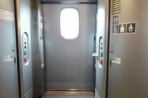 普通車でも豪華‼ W7系北陸新幹線の御手洗トイレとデッキ