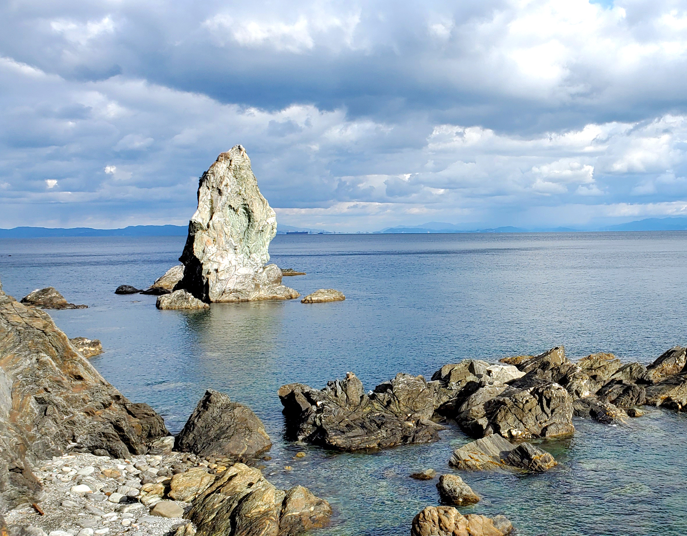 沼島：上立神岩 – 偲フ花