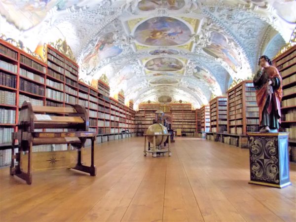 チェコ・プラハの世界で最も美しい図書館☆ストラホフ修道院図書館一人旅・穴場カフェ巡り・ツーリングが好き。神戸近辺、たまに遠方