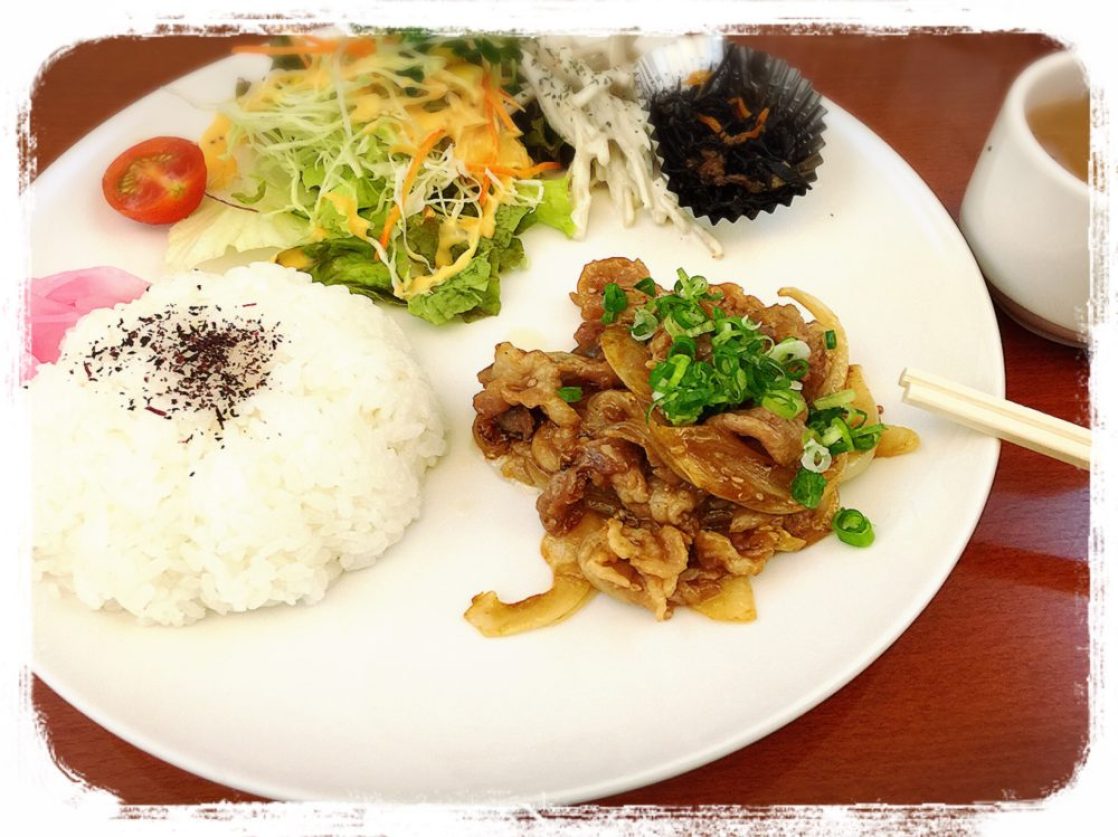 近鉄奈良駅からすぐ。東向商店街にあるうどん屋さん。 